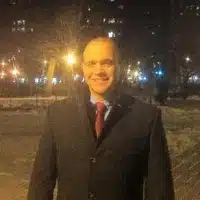 תום וולפשטיין - בוגר MBA) NYU). תום התקבל לסטרן עם מלגה, וכשהגיש אפליקיישנס התקבל גם ל-UCLA ו-IE. לתום רקע תעסוקתי טכנולוגי עשיר. לאחר שירות צבאי ביחידת 8200, עבד תום כמהנדס בחברת WeFi, ולאחר מכן עבד כמהנדס תוכנה בנוקיה ובאלביט